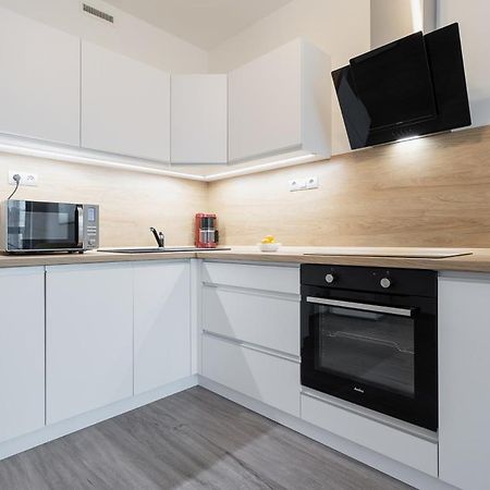 Yellow Apartment With Parking Prague Ngoại thất bức ảnh