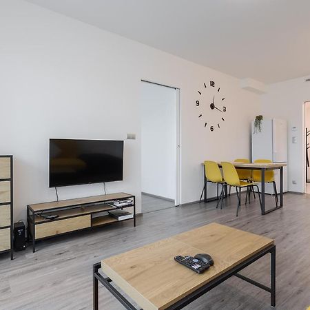 Yellow Apartment With Parking Prague Ngoại thất bức ảnh