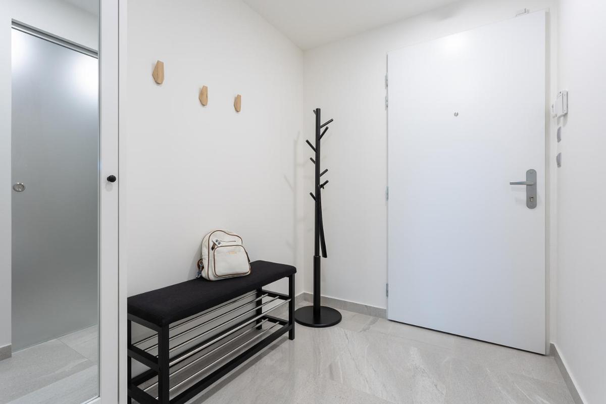 Yellow Apartment With Parking Prague Ngoại thất bức ảnh