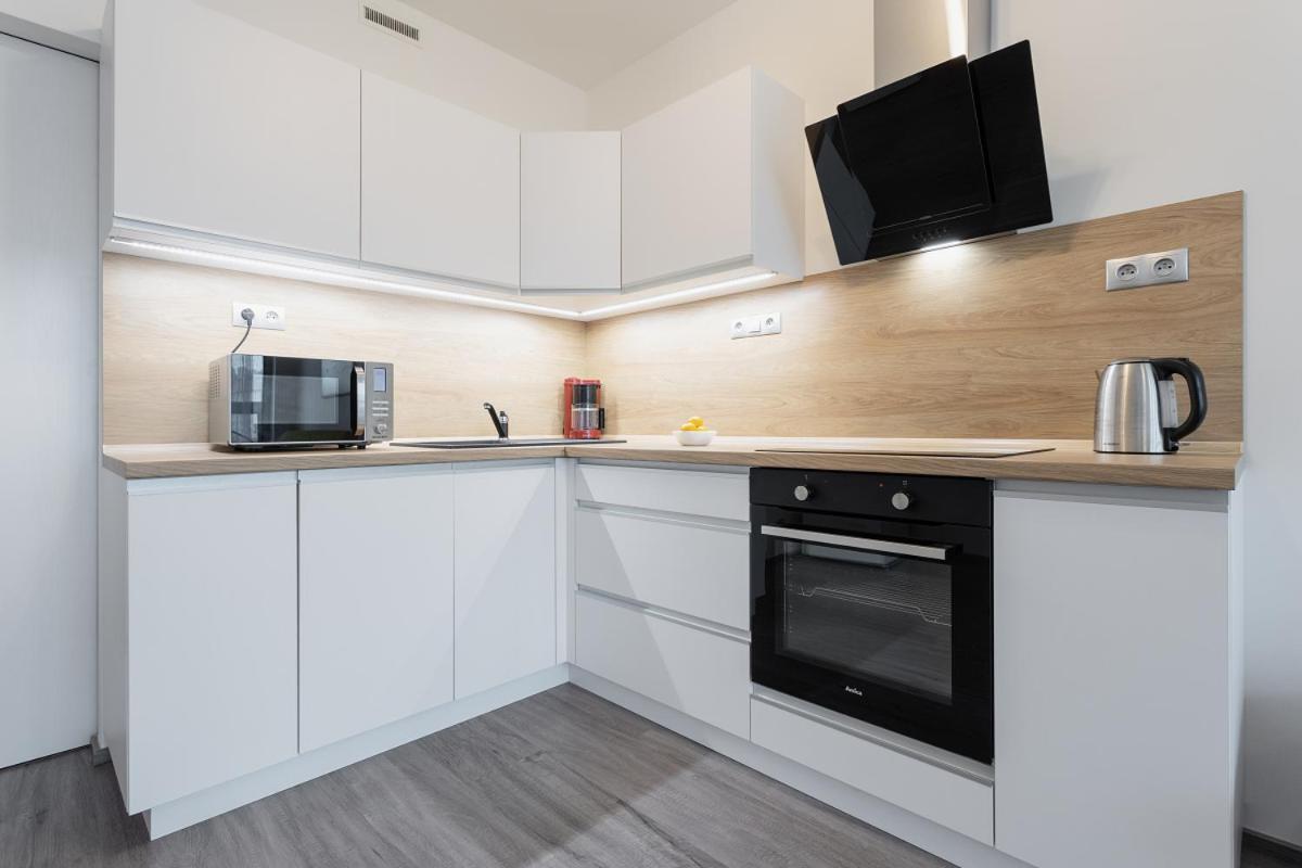 Yellow Apartment With Parking Prague Ngoại thất bức ảnh