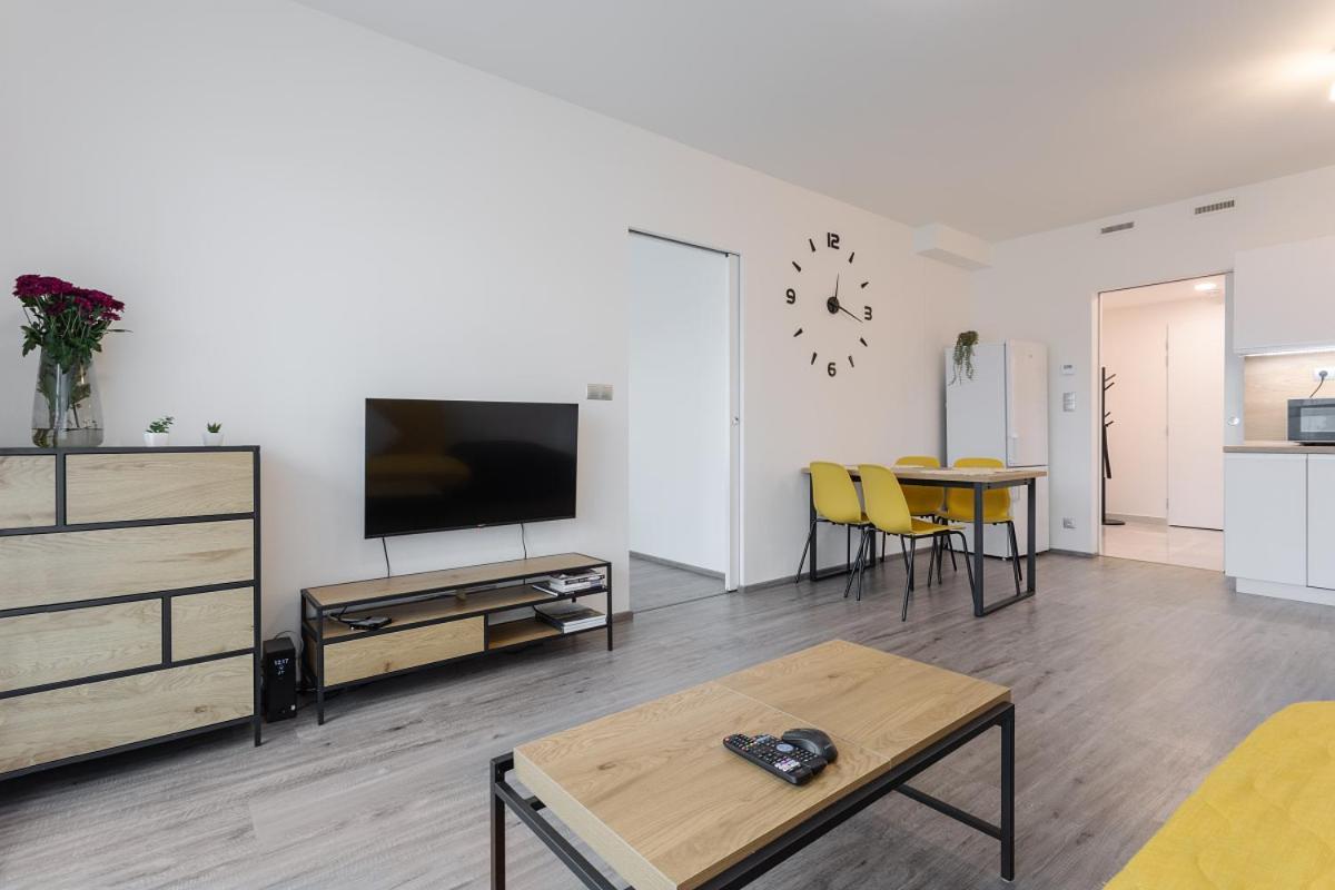 Yellow Apartment With Parking Prague Ngoại thất bức ảnh