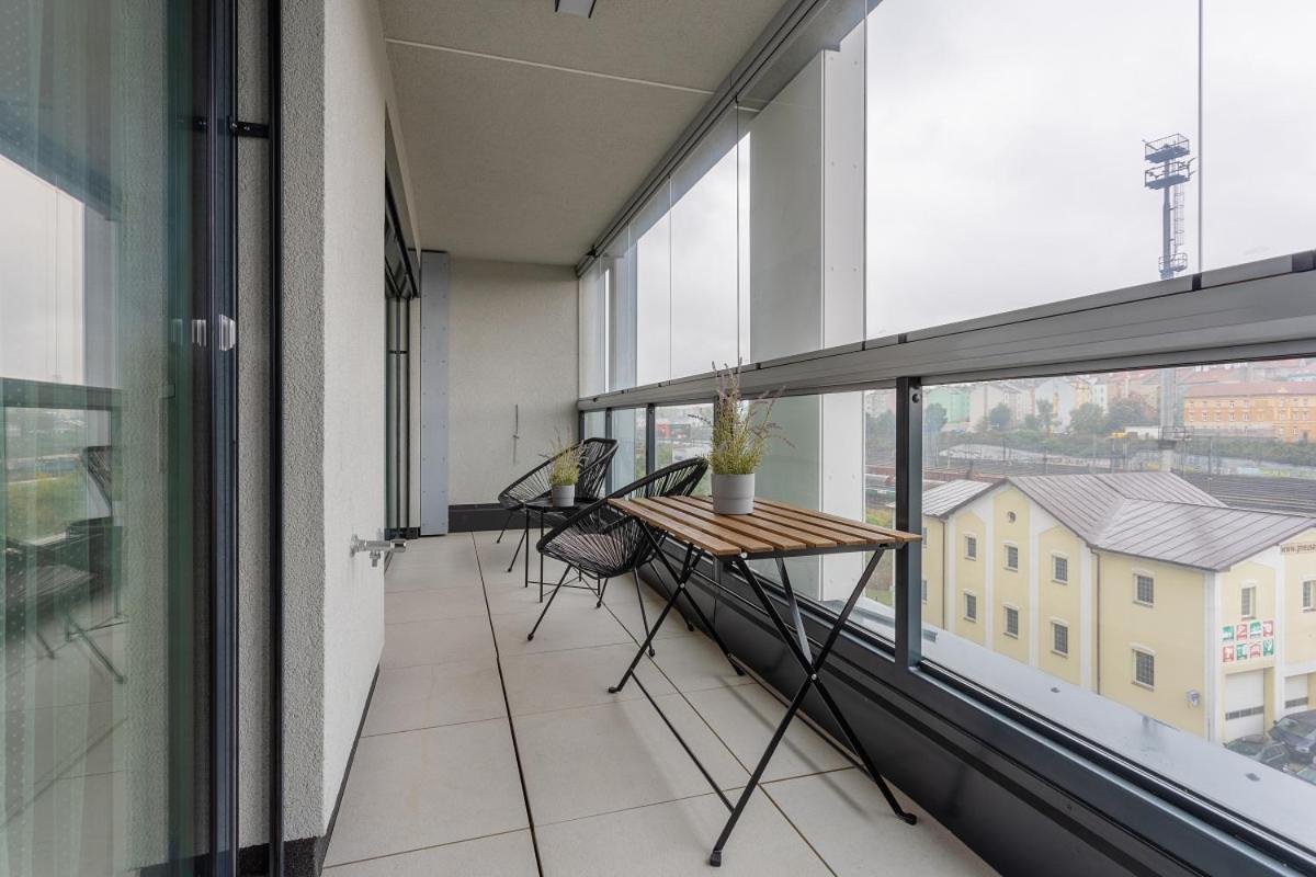 Yellow Apartment With Parking Prague Ngoại thất bức ảnh