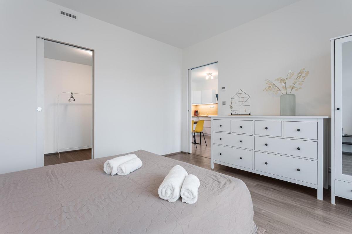Yellow Apartment With Parking Prague Ngoại thất bức ảnh