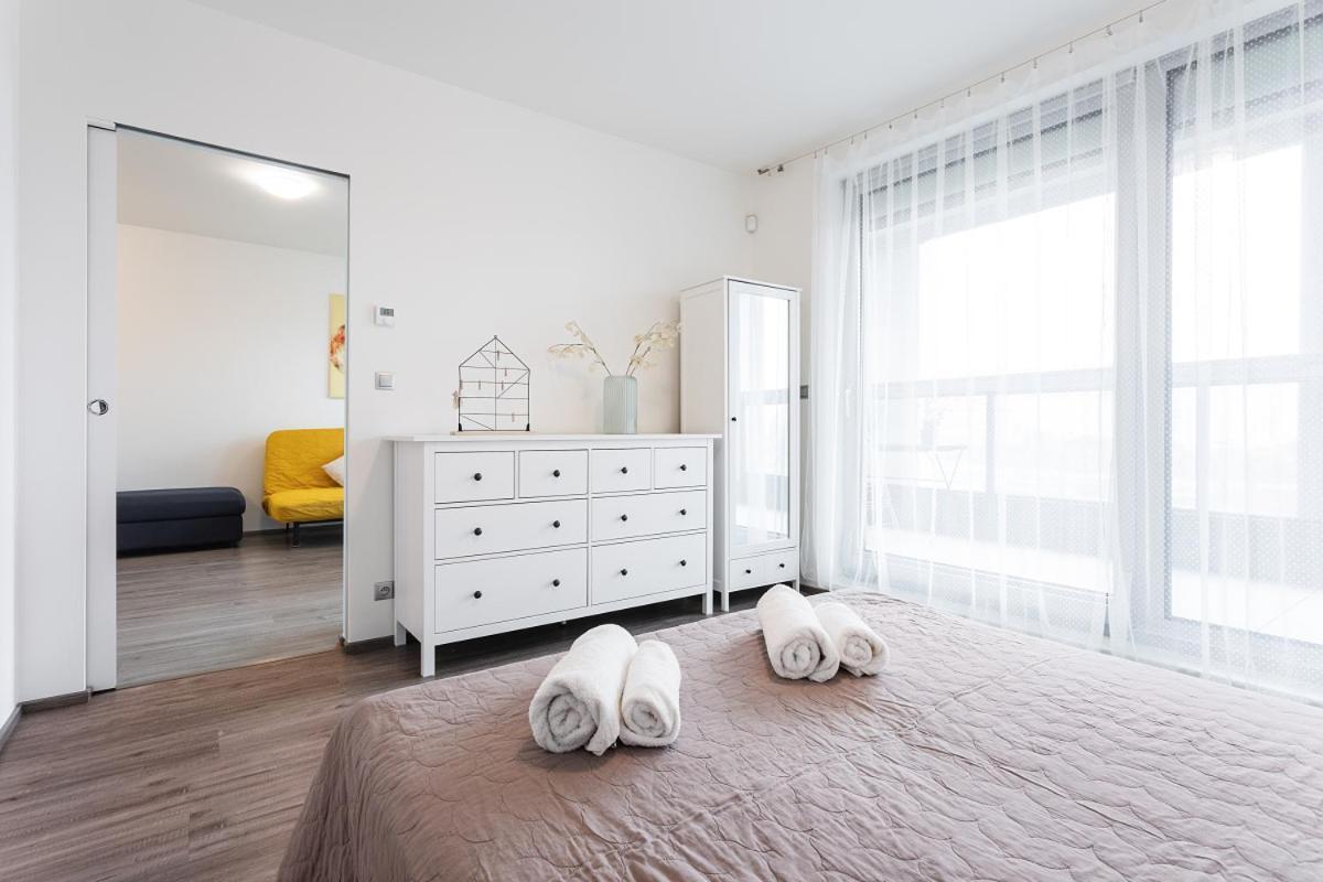 Yellow Apartment With Parking Prague Ngoại thất bức ảnh