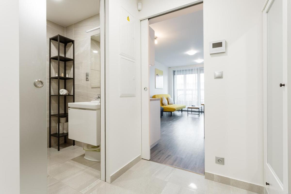 Yellow Apartment With Parking Prague Ngoại thất bức ảnh