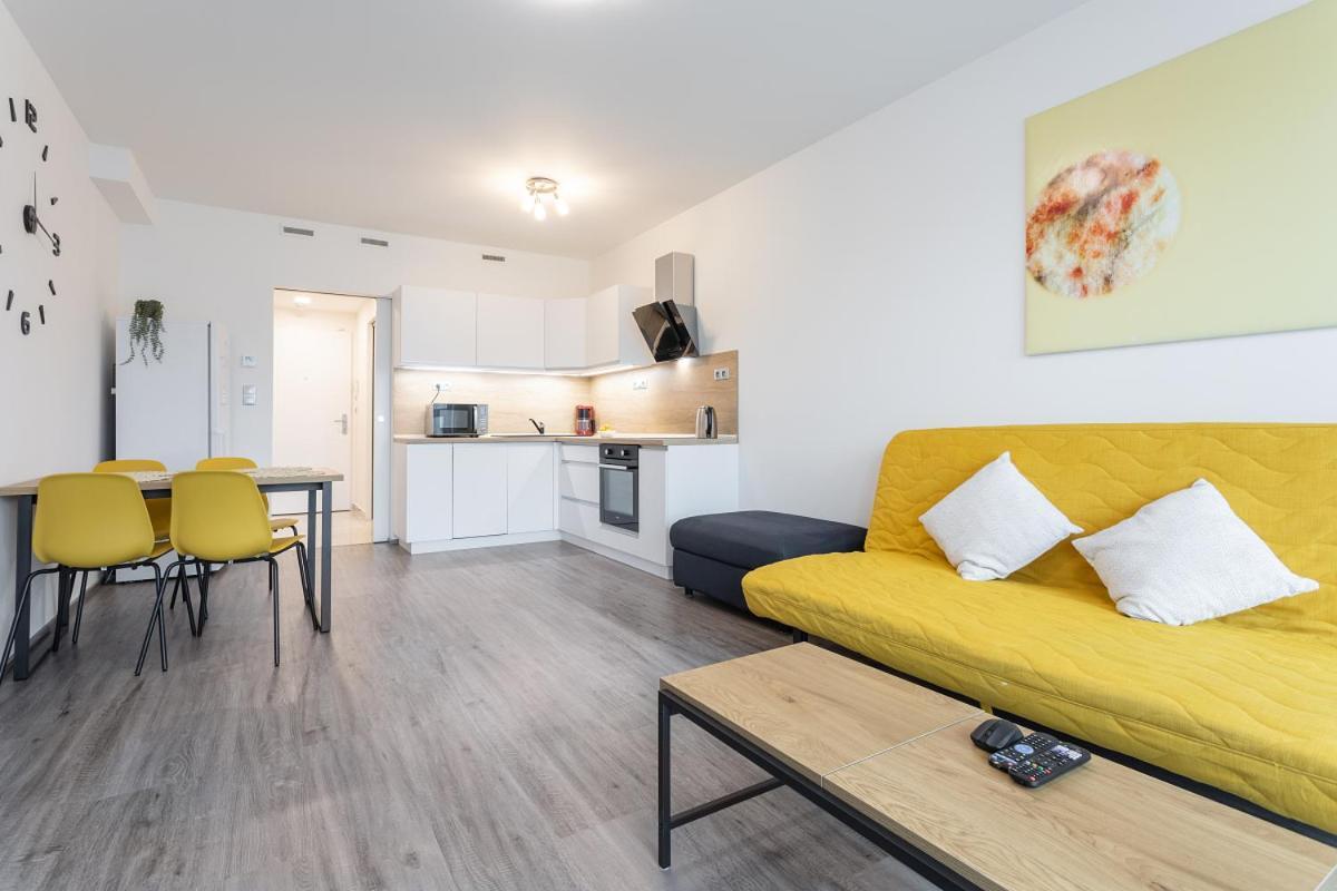 Yellow Apartment With Parking Prague Ngoại thất bức ảnh